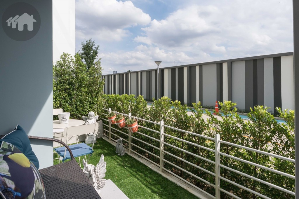 ระเบียงส่วนหนึ่ง พื้นปูกระเบื้องเซรามิก ขนาด 30x30 เซนติเมตร