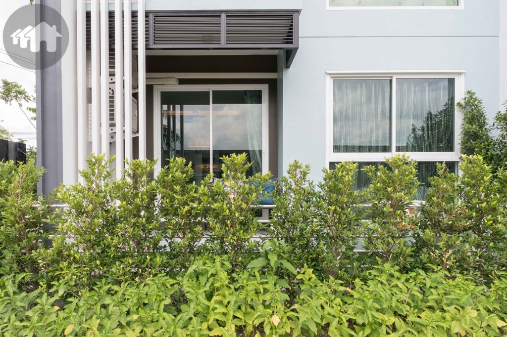 ด้านข้างติดตั้งคอมเพรสเซอร์เครื่องปรับอากาศ พิเศษด้วยระแนงเหล็กกั้นคอมเพรสเซอร์เครื่องปรับอากาศที่สั่งทำจากโรงงาน เพิ่มความสวยงามเมื่อมองจากด้านนอก