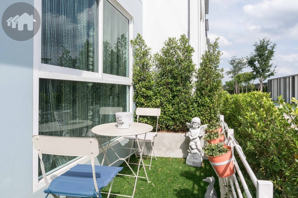 พื้นที่สวนดร็อปพื้นลงไปประมาณ 25 เซนติเมตร กว้างประมาณ 1.45 เมตร รั้วสูงประมาณ 75 เซนติเมตร