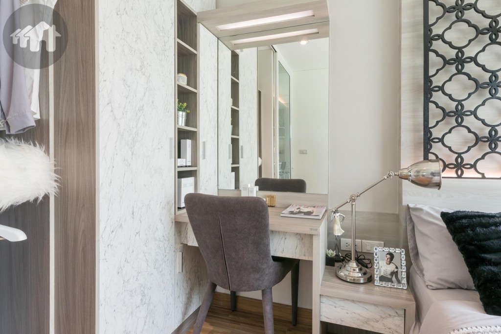 ด้านข้างเตียงตกแต่งเป็นโต๊ะเครื่องแป้ง และโต๊ะวางโคมไฟ ทางเดินกว้างประมาณ 1.20 เมตร