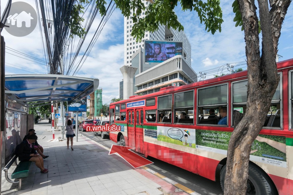 ตรงมาตามทางใกล้ถึง ซ.พหลโยธิน 27 จะมีป้ายรถประจำทาง นอกจากนี้ยังเป็นจุดขึ้น-ลง รถไฟฟ้าสายสีเขียว หมอชิต-สะพานใหม่-คูคต สถานีพหลโยธิน 24 ซึ่งจะทำให้การเดินทางในอนาคตสะดวกยิ่งขึ้น