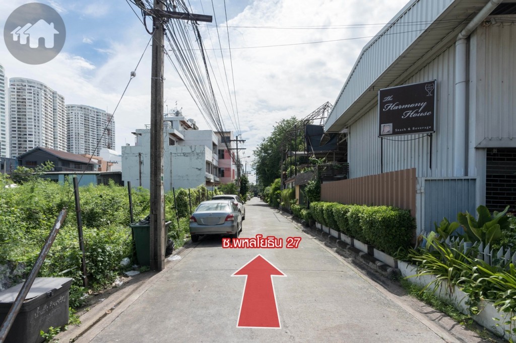 ภายใน ซ.พหลโยธิน 27 เป็นถนนสองเลน เดินรถสวนกัน ส่วนใหญ่เป็นบ้านเดี่ยว ทาวน์เฮ้าส์ ใกล้ปากซอยจะเป็นหอพักสูง 5 ชั้น