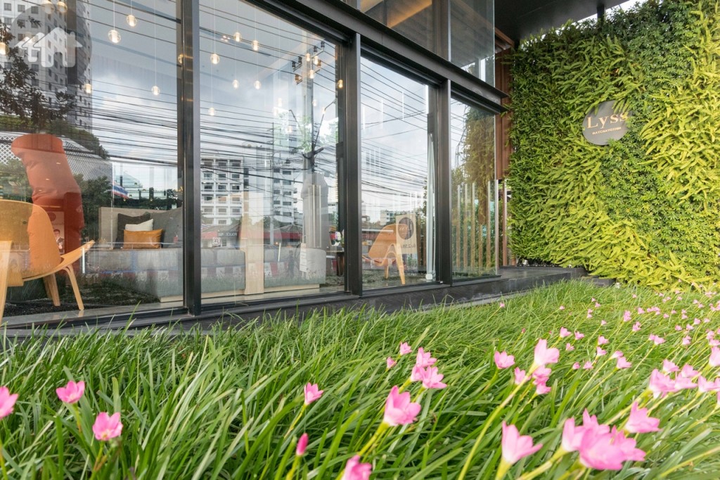 ทั้งนี้ พื้นที่โครงการกับ Sales Office ไม่ได้อยู่พื้นที่เดียวกัน ผู้สนใจสามารถชมห้องตัวอย่างได้ที่ Sales Office ใกล้แยกรัชโยธิน