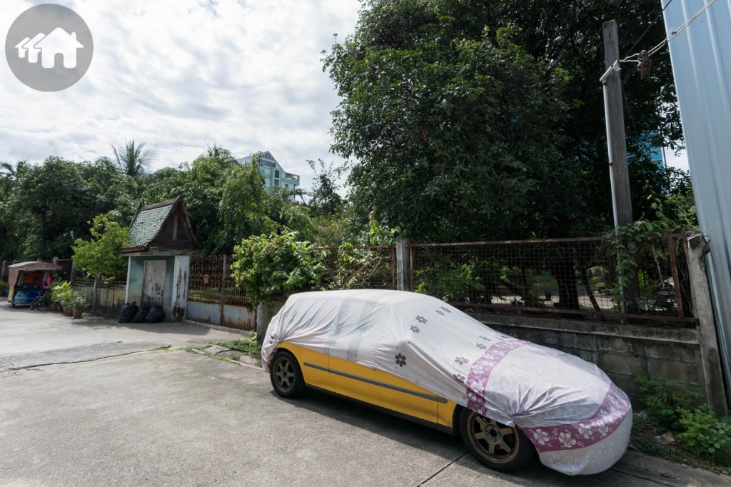 ทิศตะวันตกติดบ้านเดี่ยว 2 ชั้น
