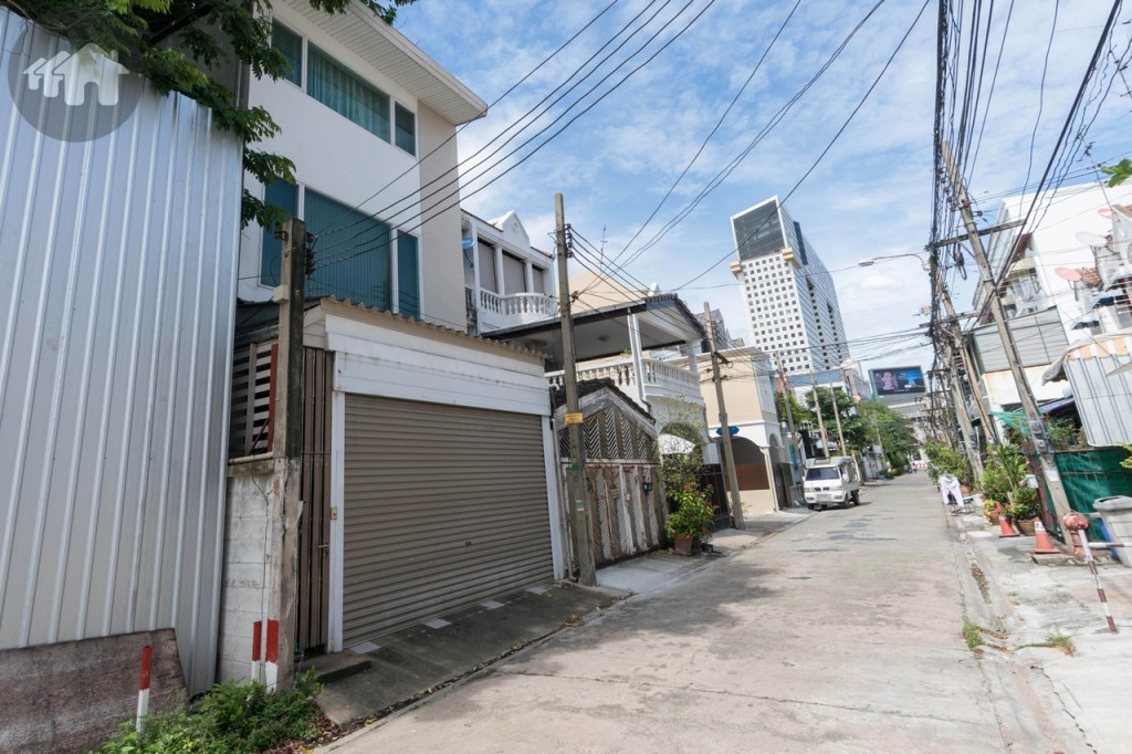 ทิศตะวันออกติดทาวน์เฮ้าส์ 3 ชั้น