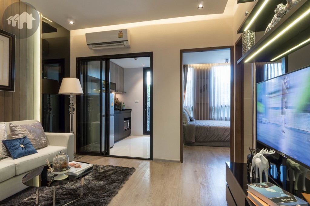 เข้ามาภายในห้อง (ห้องจริงประตูหน้าจะมีระบบ Digital Door lock ติดตั้งให้ด้วย) เป็นพื้นที่ห้องนั่งเล่น พื้นปูลามิเนต หนา 8 มิลลิเมตร โปร่ง โล่ง ด้วยเพดานสูงจากพื้น 2.60 เมตร