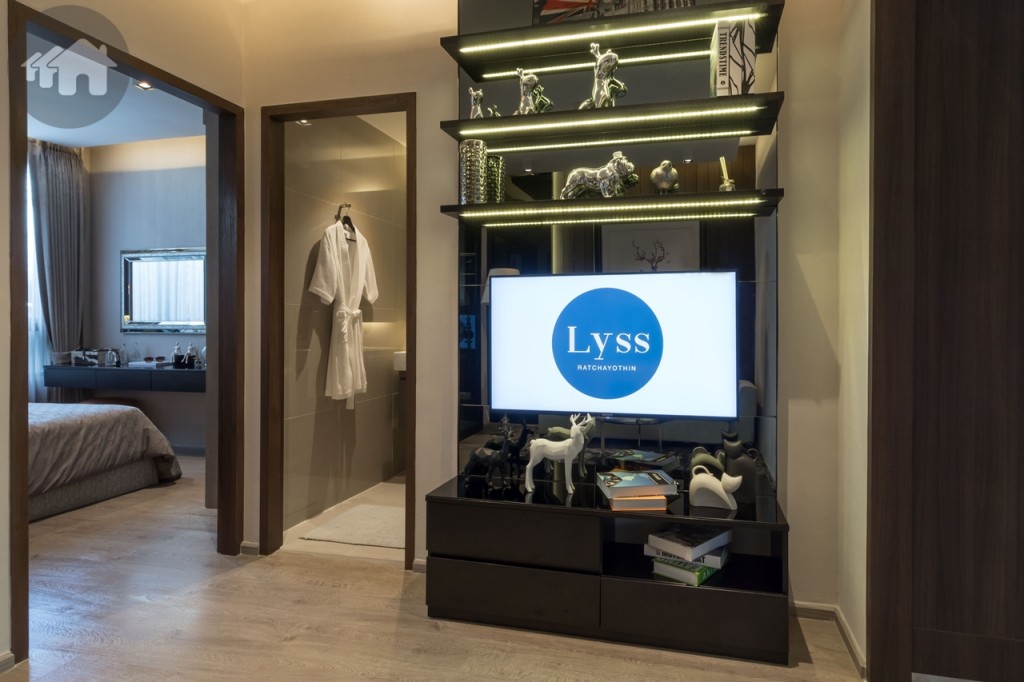 มุมชั้นวางโทรทัศน์ ห่างจากโซฟาประมาณ 2.20 เมตร