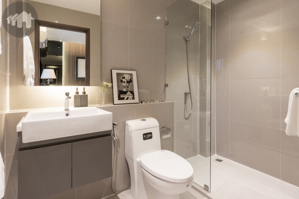 ติดกันเป็นห้องน้ำขนาดกว้างขวาง ผนังและพื้นปูกระเบื้อง ขนาด 60x60 เซนติเมตร