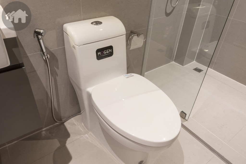 โถสุขภัณฑ์ของ Mogen พร้อมสายฉีดชำระ และที่ใส่กระดาษชำระ 