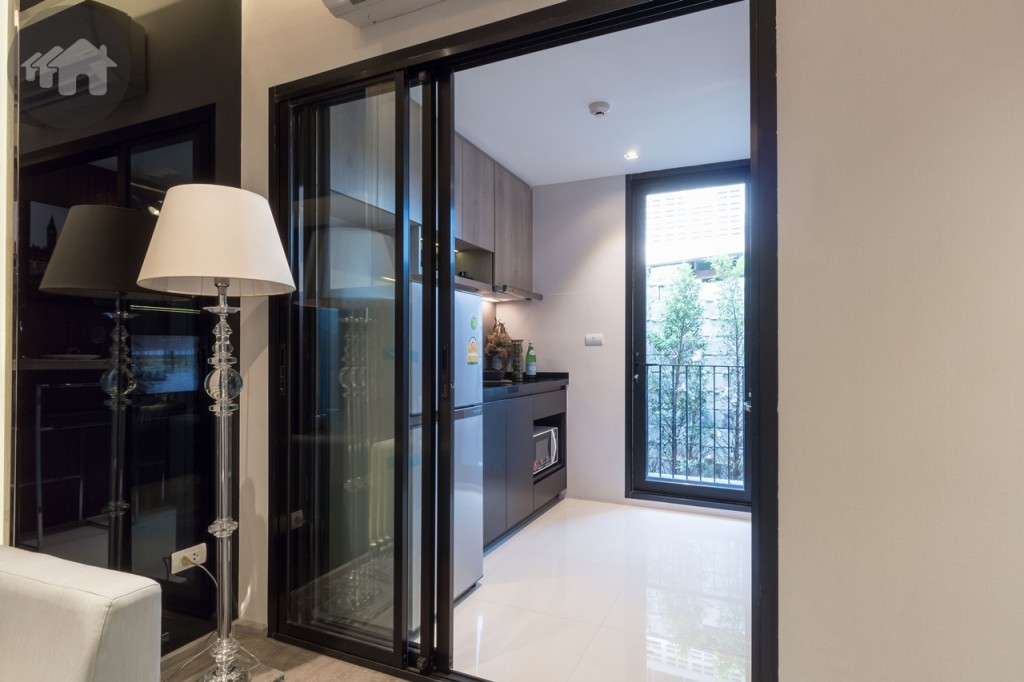 ติดกับห้องนั่งเล่นเป็นห้องครัว เชื่อมต่อด้วยประตูบานเลื่อนสลับแบบ 3 ราง