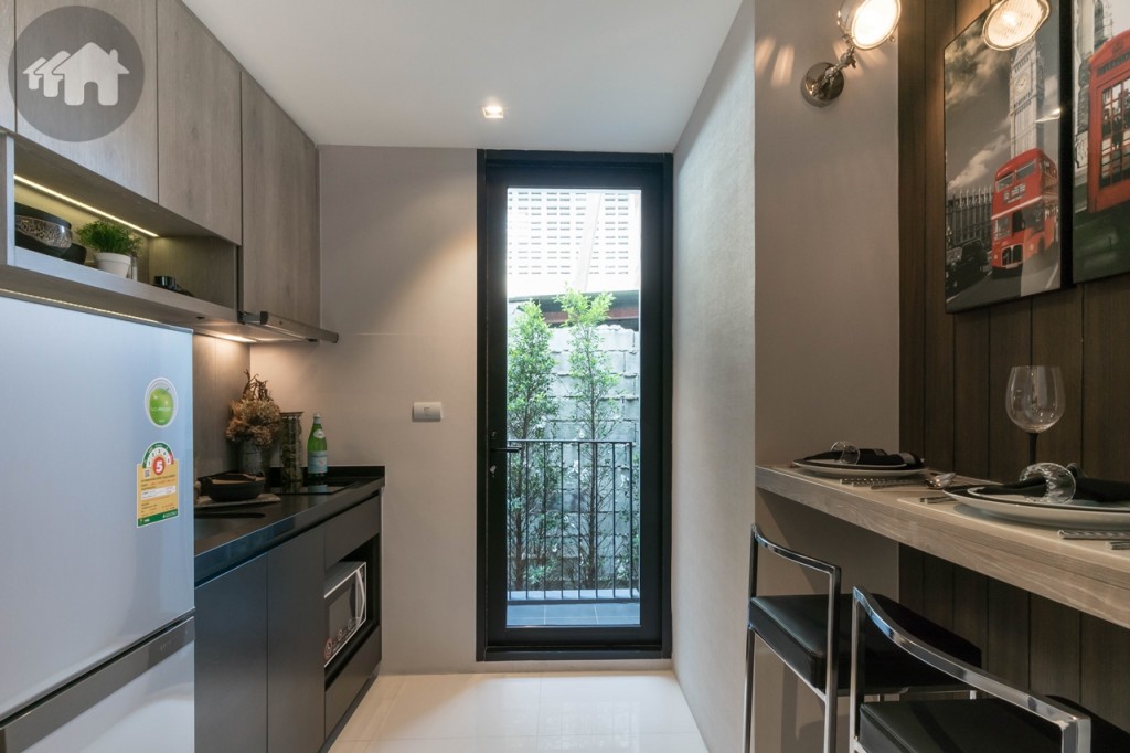 ห้องครัวขนาดกว้างขวาง พื้นที่ทางเดินกว้างประมาณ 1.30 เมตร พื้นปูกระเบื้องขนาด 60x60 เซนติเมตร