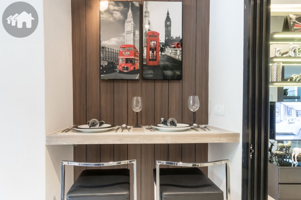 โต๊ะรับประทานอาหารที่ตกแต่งมาพร้อมกับห้อง กว้างประมาณ 40 เซนติเมตร ยาวประมาณ 1.10 เมตร สูงจากพื้นประมาณ 1 เมตร พร้อมเก้าอี้ 2 ตัว