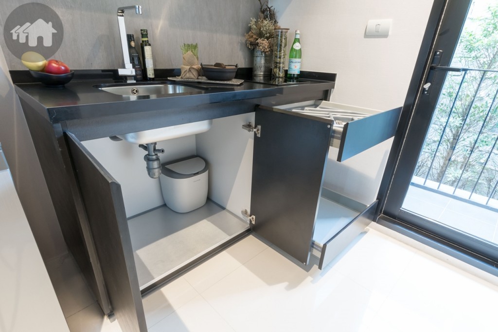 ตู้ครัวบิวท์อินด้านล่างเก็บของได้หลากหลาย กว้างประมาณ 60 เซนติเมตร ยาวประมาณ 1.45 เมตร สูงประมาณ 90 เซนติเมตร