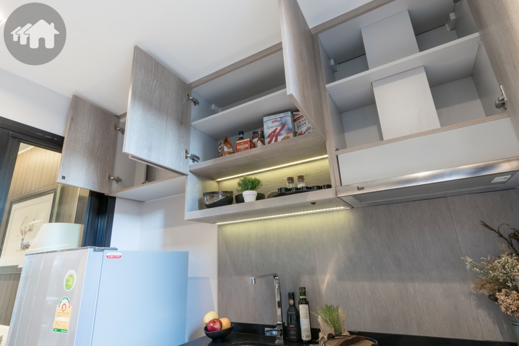 ตู้ครัวบิวท์อินด้านบน ยาวประมาณ 2.20 เมตร สูงจรดเพดาน