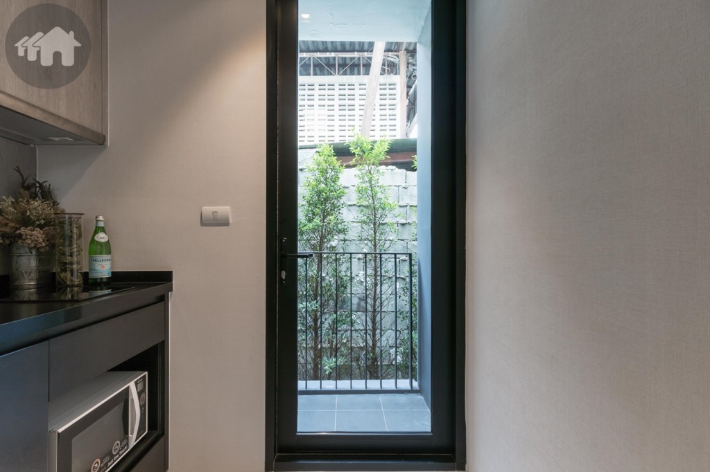 ประตูกระจกบานสวิงเชื่อมต่อกับระเบียง ขอบประตูยกพื้นสูงประมาณ 9 เซนติเมตร