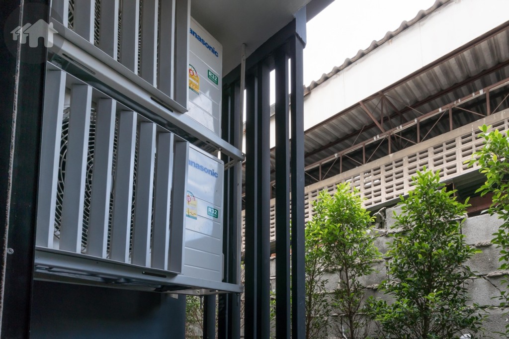 ด้านบนติดตั้งคอมเพรสเซอร์เครื่องปรับอากาศ 2 ตัว สูงจากพื้นประมาณ 1.30 เมตร ด้านข้างมีระแนงกั้นเพื่อความสวยงาม