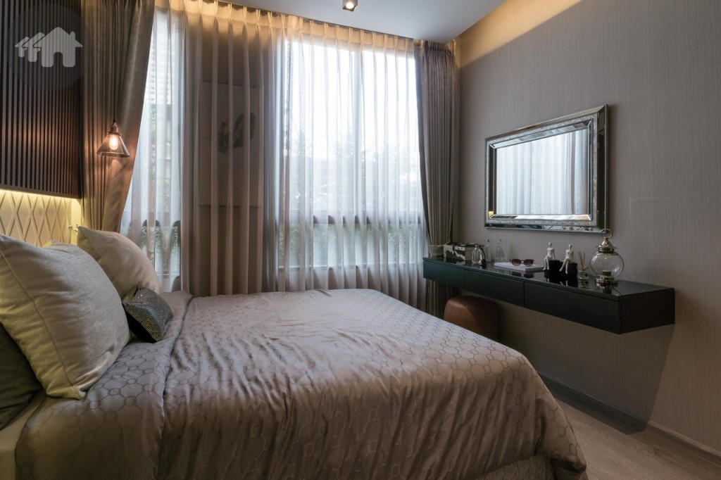 มาต่อกันที่ห้องนอน ห้องจริงจะมาพร้อมฐานเตียงขนาด 5 ฟุต เครื่องปรับอากาศของ Panasonic หรือเทียบเท่า