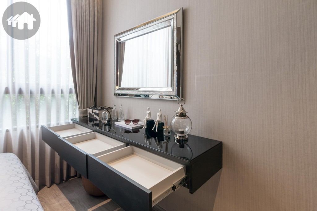 ชั้นวางโทรทัศน์ ห่างจากปลายเตียงประมาณ 60 เซนติเมตร เปิดลิ้นชักจนสุดแล้วยังไม่ติดปลายเตียง เดินเข้าออกสะดวก