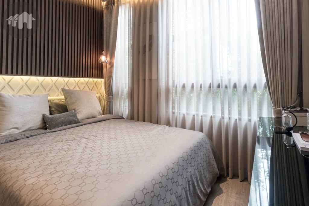 ข้างเตียงอีกด้านติดกับหน้าต่างกระจกบานเลื่อนแบบสลับ และบานกระทุ้ง ห่างประมาณ 30 เซนติเมตร