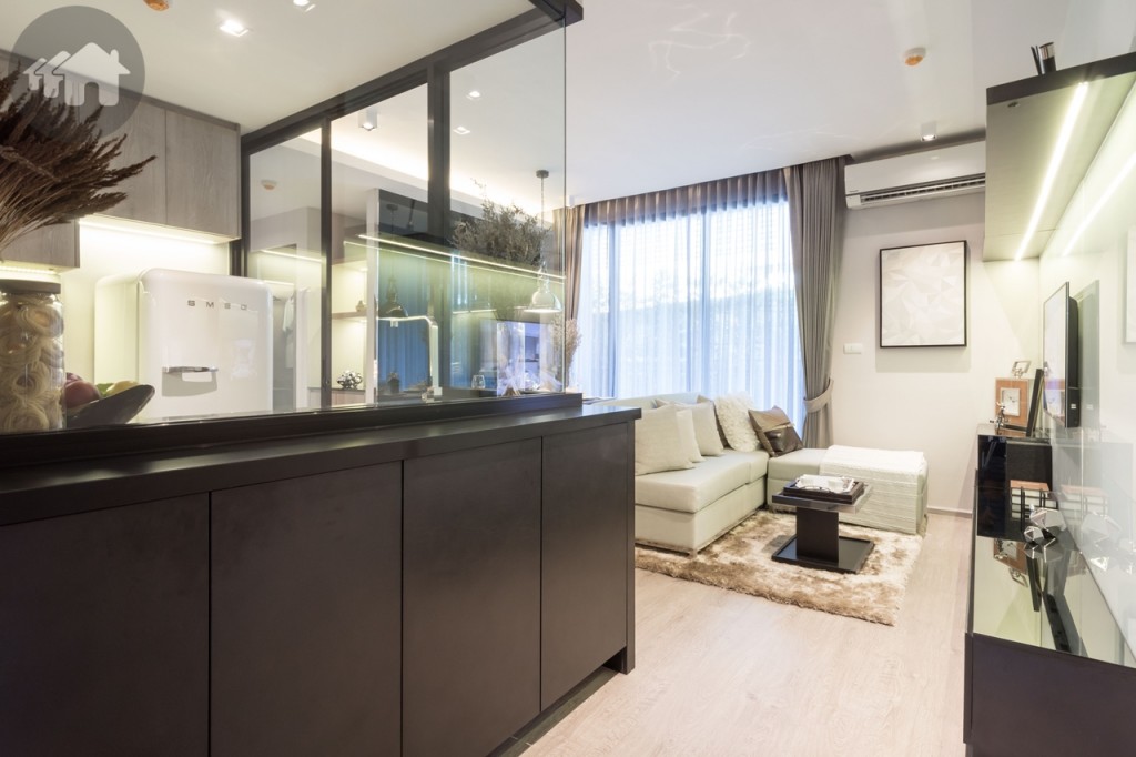 เข้ามาภายในห้อง (ห้องจริงประตูหน้าจะมีระบบ Digital Door lock ติดตั้งให้ด้วย) เป็นพื้นที่ทางเดินหน้าห้อง กว้างประมาณ 1.30 เมตร เชื่อมต่อกับห้องนั่งเล่น ด้านข้างติดกับห้องครัว พื้นปูลามิเนต หนา 8 มิลลิเมตร โปร่ง โล่ง ด้วยเพดานสูงจากพื้น 2.60 เมตร