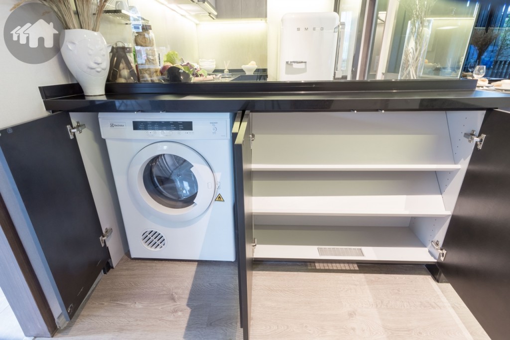 พื้นที่หน้าห้องเป็นตู้บิวท์อินชั้นวางรองเท้า และที่เก็บเครื่องซักผ้า 