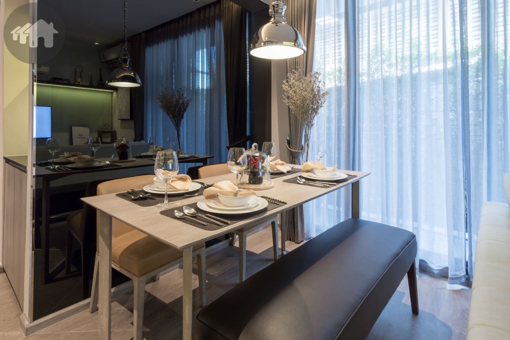 ติดกันเป็นห้องรับประทานอาหาร พร้อมเก้าอี้ 2 ตัว และเก้าอี้ยาว 1 ตัว