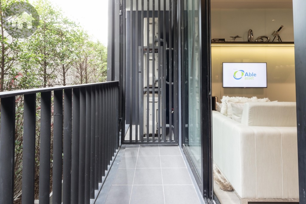 ระเบียงกว้างประมาณ 90 เซนติเมตร ยาวประมาณ 3 เมตร รั้วเหล็กสูงประมาณ 1 เมตร พื้นปูกระเบื้องขนาด 30x30 เซนติเมตร มุมหนึ่งเป็นที่วางคอมเพรสเซอร์เครื่องปรับอากาศ พร้อมระแนงและประตูเหล็กกั้นเพื่อความสวยงามและง่ายต่อการบำรุงรักษา