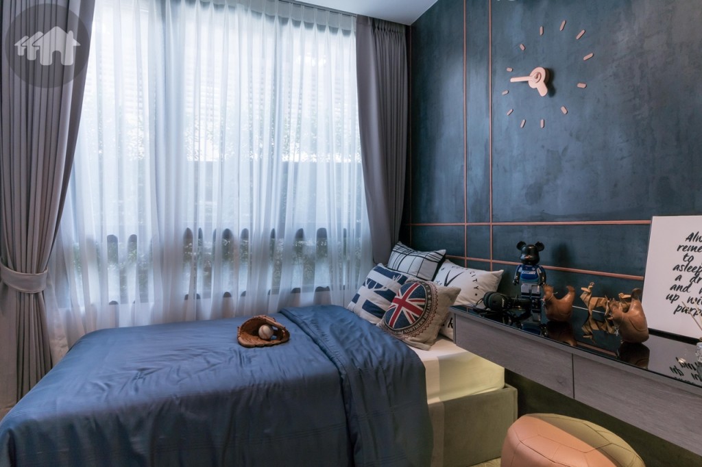 ห้องนอนเล็ก ห้องจริงจะมาพร้อมฐานเตียงขนาด 3 ฟุต ข้างเตียงติดกับหน้าต่างกระจกบานเลื่อนแบบสลับ และบานกระทุ้ง ปลายเตียงห่างจากผนังประมาณ 50 เซนติเมตร เดินเข้า-ออกสะดวก