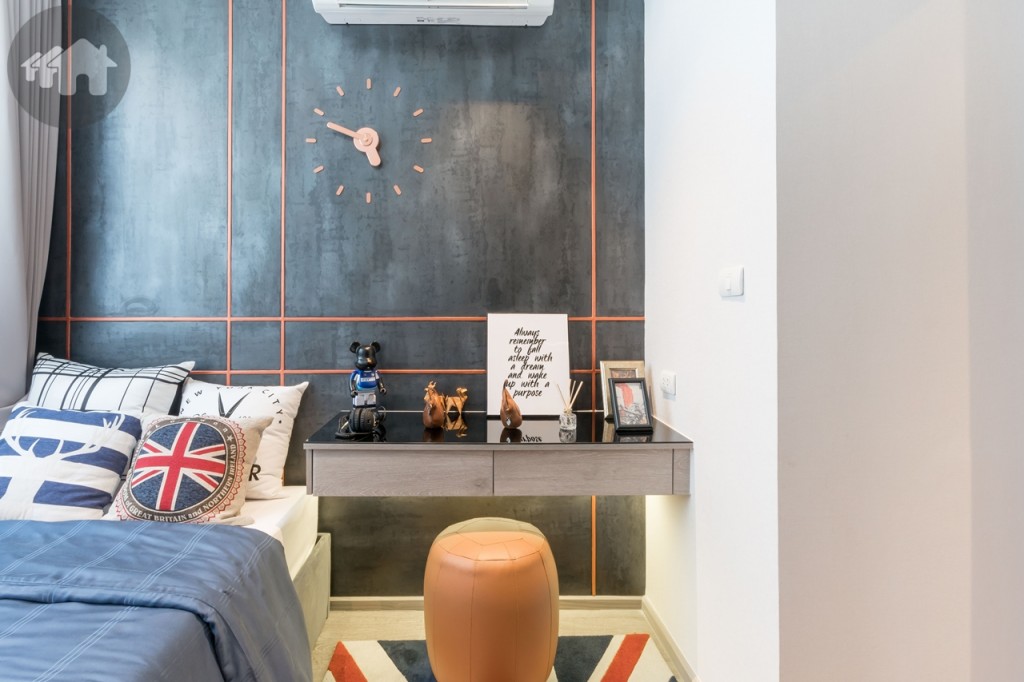 ด้านข้างตกแต่งเป็นโต๊ะเขียนหนังสือ