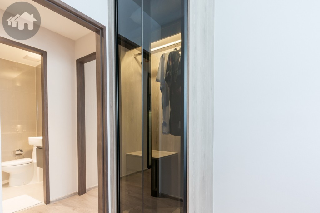 ด้านปลายเตียงเป็นที่วางตู้เสื้อผ้า