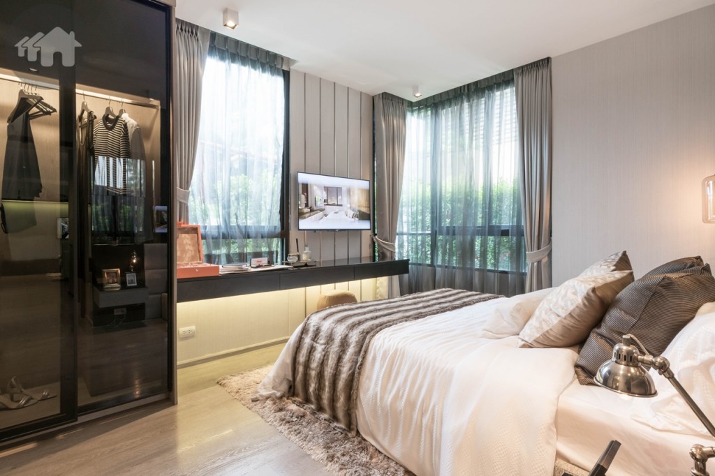 มาต่อกันที่ห้องนอนใหญ่ ห้องจริงจะมาพร้อมฐานเตียงขนาด 5 ฟุต ตู้เสื้อผ้า และชั้นวางโทรทัศน์