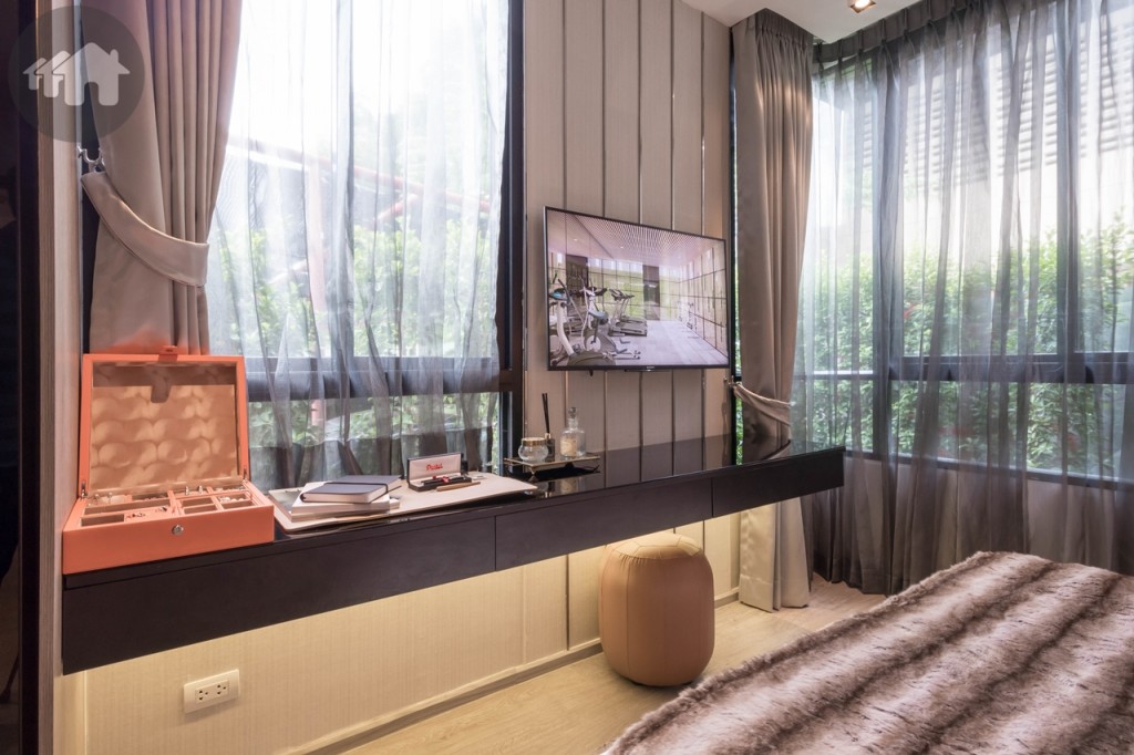 มุมชั้นวางโทรทัศน์ เป็นโต๊ะอเนกประสงค์ ทั้งโต๊ะเครื่องแป้ง และโต๊ะเขียนหนังสือ ห่างจากปลายเตียงประมาณ 50 เซนติเมตร