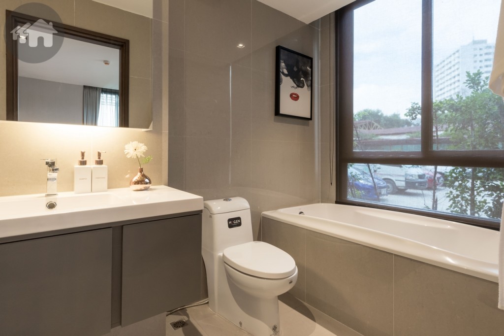 ห้องน้ำในห้องนอนใหญ่ สุขภัณฑ์ครบครันของ Mogen ตู้เก็บของใต้อ่างอาบน้ำเป็นแบบ 2 บาน พื้นและผนังปูกระเบื้องขนาด 60x60 เซนติเมตร