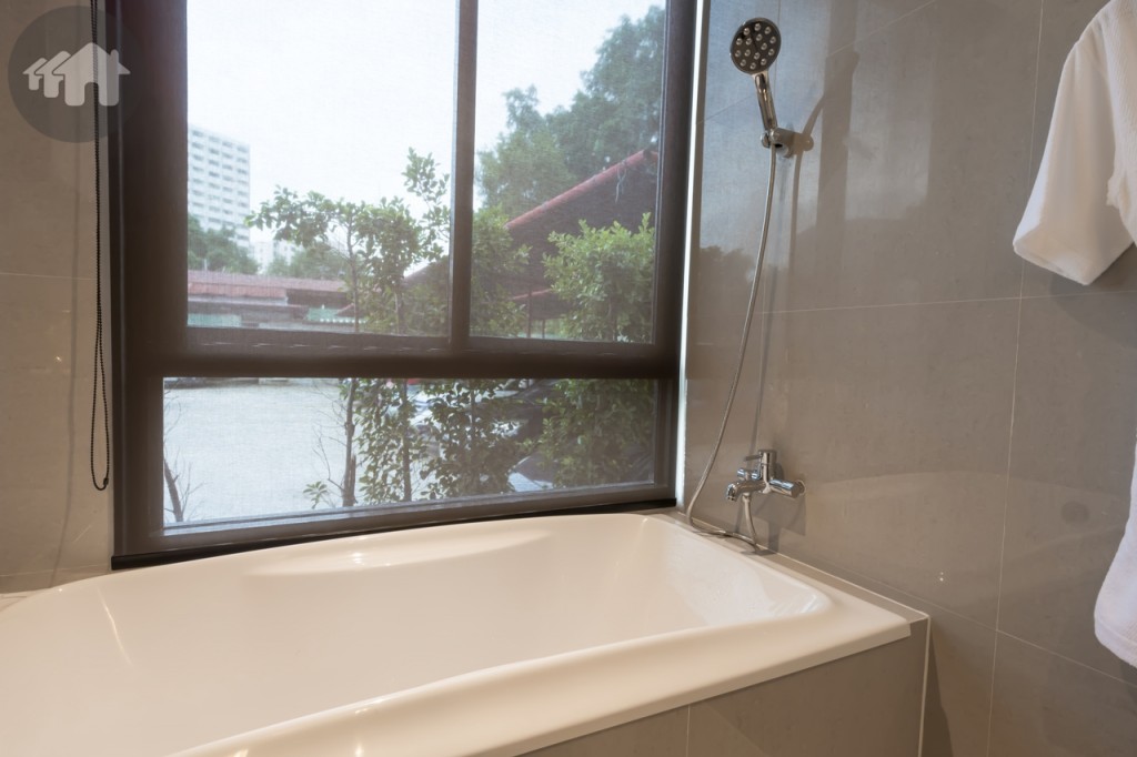 ผ่อนคลายมากขึ้นด้วยอ่างอาบน้ำ และฝักบัวของ Mogen พร้อมชมวิวเมือง ผ่านหน้าต่างกระจกบานเลื่อนแบบสลับ 