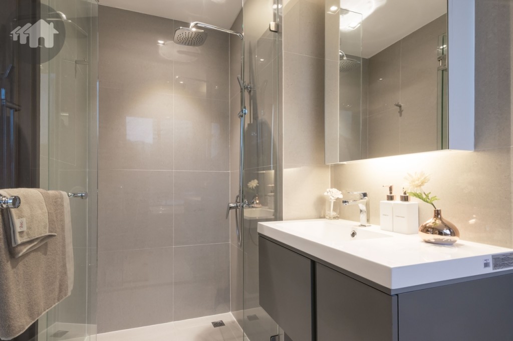 อีกด้านเป็นพื้นที่อาบน้ำ กว้างประมาณ 85 เซนติเมตร ยาวประมาณ 1 เมตร กั้นเป็นสัดส่วนด้วยกระจกเทมเปอร์ ขอบประตูยกพื้นสูงประมาณ 3 เซนติเมตร พร้อมฝักบัวและ Rain Shower ของ Mogen 