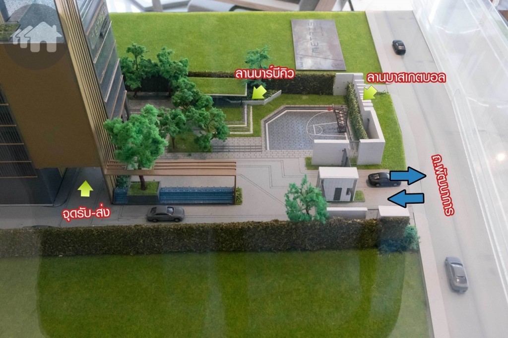 จากแบบจำลอง พื้นที่ด้านหน้าโครงการเป็นลานบาสเกตบอลแบบครึ่งคอร์ท ติดกันเป็นลานบาร์บีคิว และที่นั่งพักผ่อน มีจุดรับ-ส่งบริเวณหน้าล็อบบี้