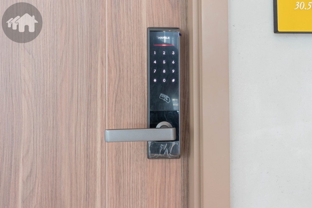 ลูกบิดเป็นแบบก้านโยก พร้อม Digital Door lock ของ Hafele