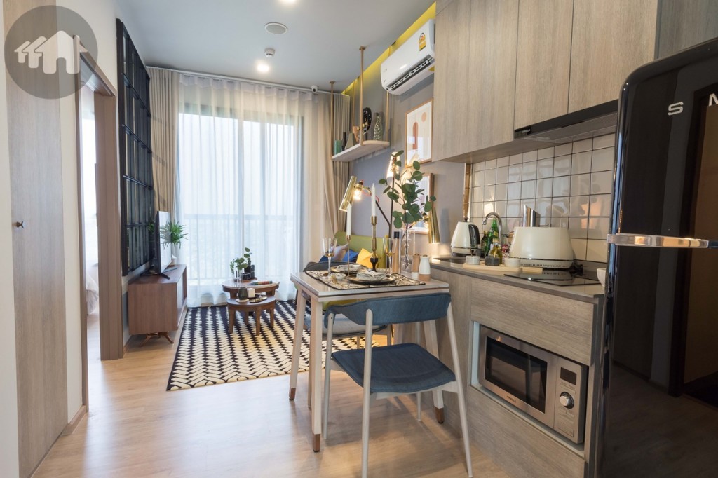 เข้ามาภายในห้องเป็นพื้นที่ห้องครัว เปิดเชื่อมต่อกับห้องนั่งเล่น พื้นปูลามิเนต หนา 8 มิลลิเมตร โปร่ง โล่ง ด้วยเพดานสูง 2.65 เมตร ไฟดาวน์ไลท์แบบฝังฝ้า 