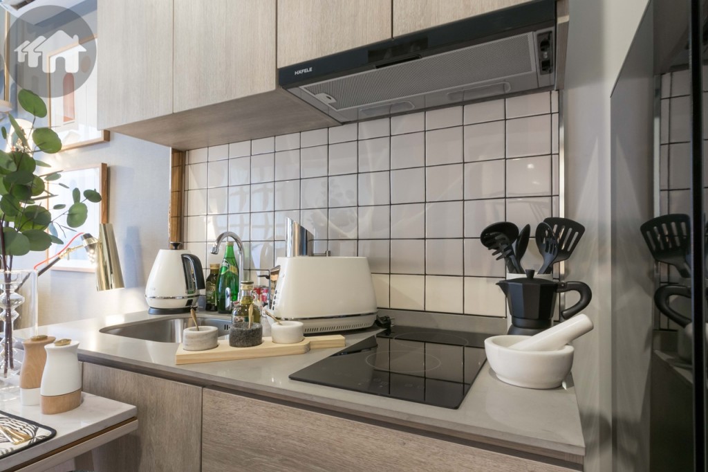 ตัว Top ของเคาน์เตอร์ครัวเป็นหิวควอตซ์ ผนังเคาน์เตอร์เป็นกระเบื้องคุณภาพสูง