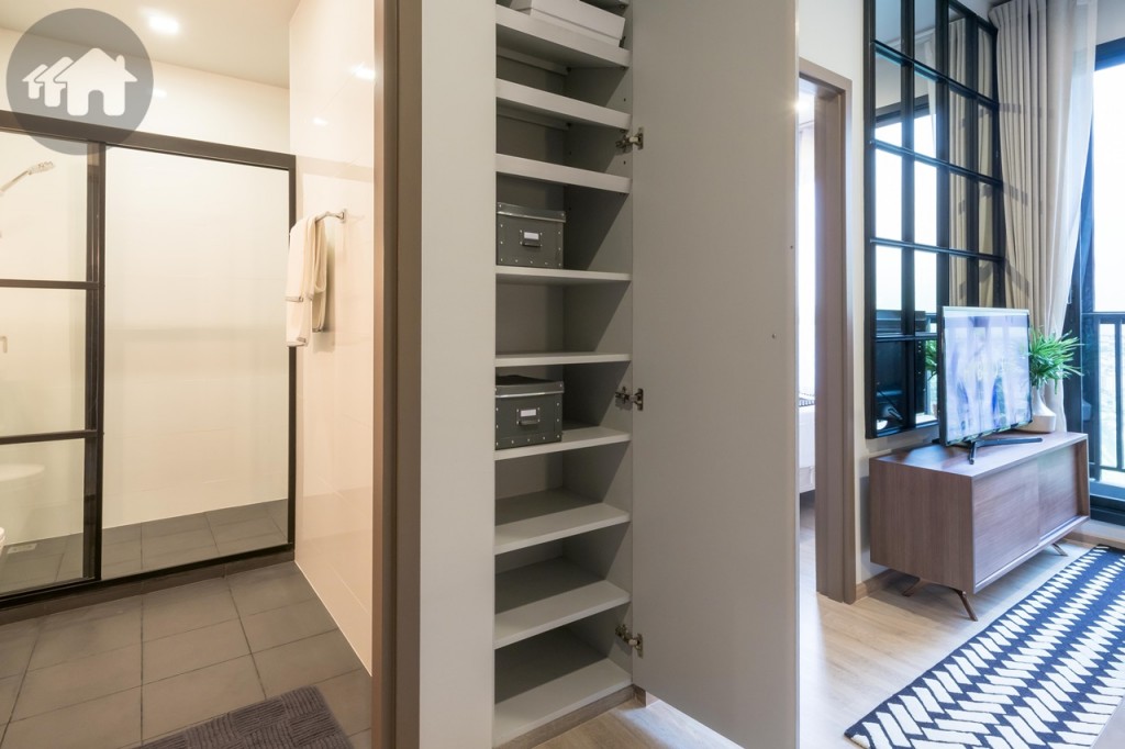 โซนหน้าห้องตรงข้ามกับครัวตกแต่งเป็นชั้นวางรองเท้าและตู้เก็บของ แม้ห้องจริงจะไม่มีให้ แต่เป็นไอเดียได้อย่างดี