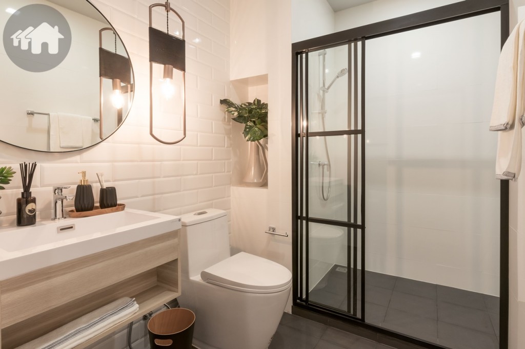 ติดกันเป็นห้องน้ำขนาดกว้างขวาง ห้องจริงประตูห้องน้ำเป็นบานไม้สังเคราะห์ เคลือบผิว PVC ขอบประตูดร็อปจากพื้นห้องครัวประมาณ 4 เซนติเมตร พื้นปูกระเบื้องคุณภาพสูง ขนาด 30x30 เซนติเมตร ผนังปูกระเบื้องคุณภาพสูง ขนาด 30x60 เซนติเมตร