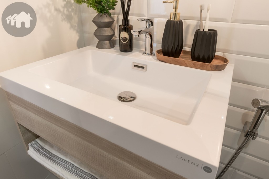 อ่างล้างหน้าของ Lavenz กว้างประมาณ 45 เซนติเมตร ยาวประมาณ 60 เซนติเมตร พร้อมชั้นวางของด้านล่าง 