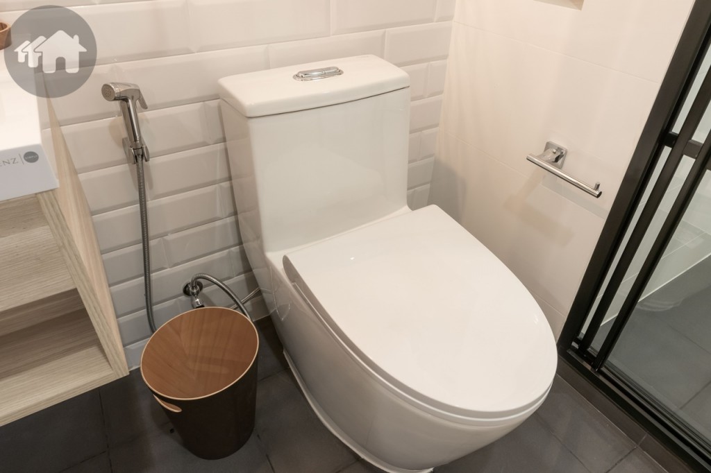 โถสุขภัณฑ์ พร้อมสายฉีดชำระ และที่แขวนกระดาษชำระ ของ Hafele