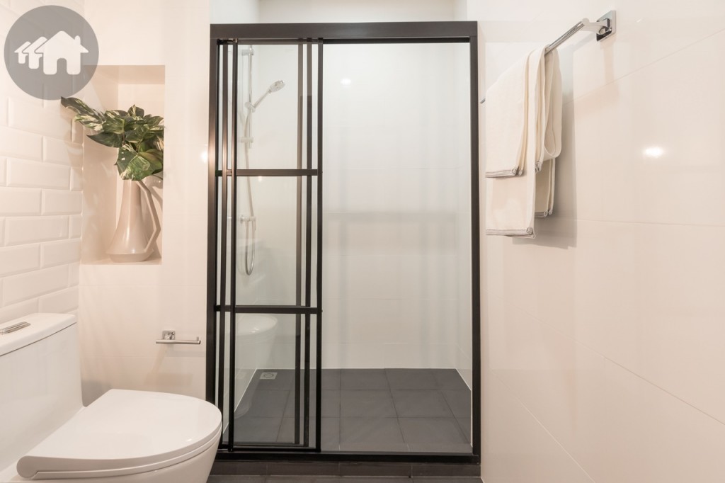 พื้นที่อาบน้ำกั้นด้วยประตูบานเลื่อนกรอบอะลูมิเนียม Powder Coated แบบ 3 ตอน ขอบประตูยกสูงประมาณ 6 เซนติเมตร