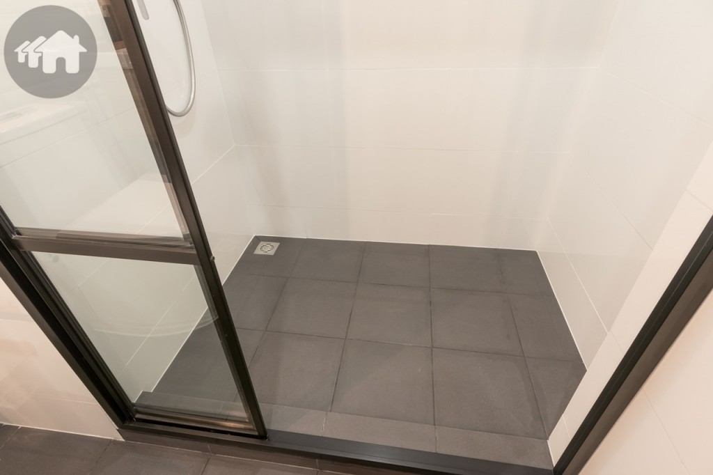 พื้นที่อาบน้ำกว้างขวาง กว้างประมาณ 1 เมตร ยาวประมาณ 1.35 เมตร 