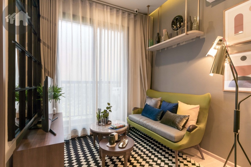 พื้นที่ห้องนั่งเล่น ระยะห่างระหว่างโซฟาถึงชั้นวางโทรทัศน์กว้างประมาณ 1.25 เมตร เดินเข้า-ออก สะดวก