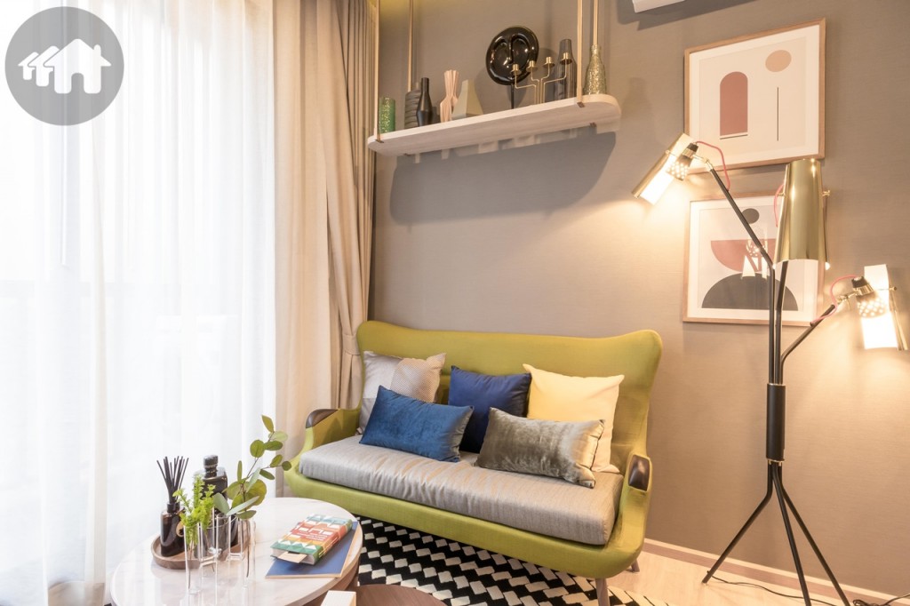 มุมโซฟา พร้อมโต๊ะกลาง และชั้นวางของตกแต่งด้านบน