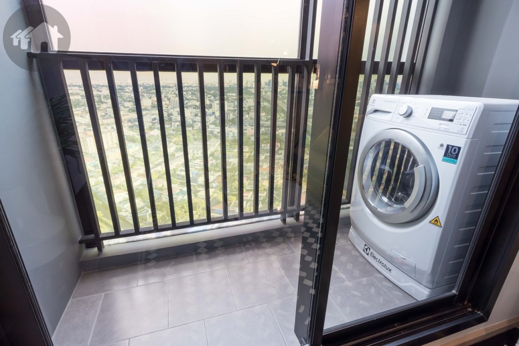 พื้นที่ระเบียง กว้างประมาณ 90 เซนติเมตร ยาวประมาณ 2.30 เมตร พื้นปูกระเบื้องคุณภาพสูง ขนาด 30x30 เซนติเมตร ขนาด รั้วสูงประมาณ 1.10 เมตร วางเครื่องซักผ้าแล้วยังเหลือพื้นที่อีกเยอะ