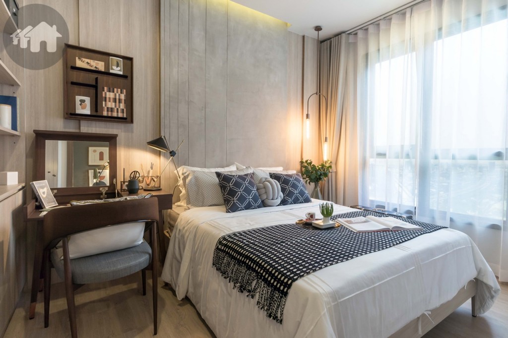 มาต่อกันที่ห้องนอน ขนาดกว้างขวาง วางเตียงขนาด 5 ฟุต ได้สบายๆ ห้องจริงจะมีประตูบานไม้สังเคราะห์ เคลือบผิว PVC