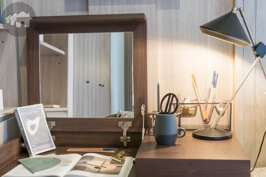 ด้านข้างเตียงตกแต่งเป็นโต๊ะเครื่องแป้ง และตู้เสื้อผ้า พร้อมชั้นวางของตกแต่ง ระยะห่างจากข้างเตียงประมาณ 1 เมตร